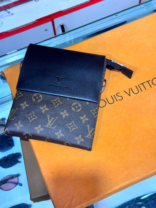 Louis Vuitton Classic Monogram Crossbody Messenger Bag – Brown & Black